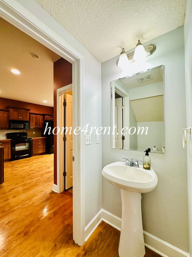 Olathe House: 11135 S Woodsonia Dr