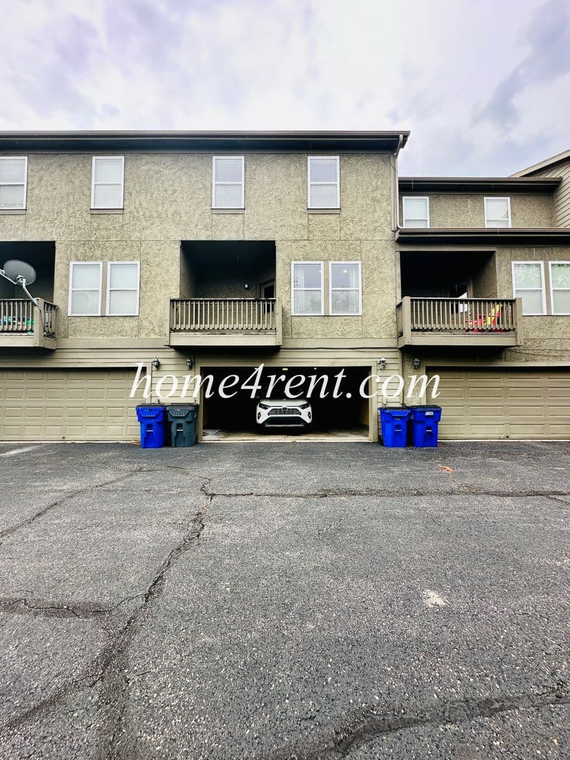 Olathe House: 11135 S Woodsonia Dr