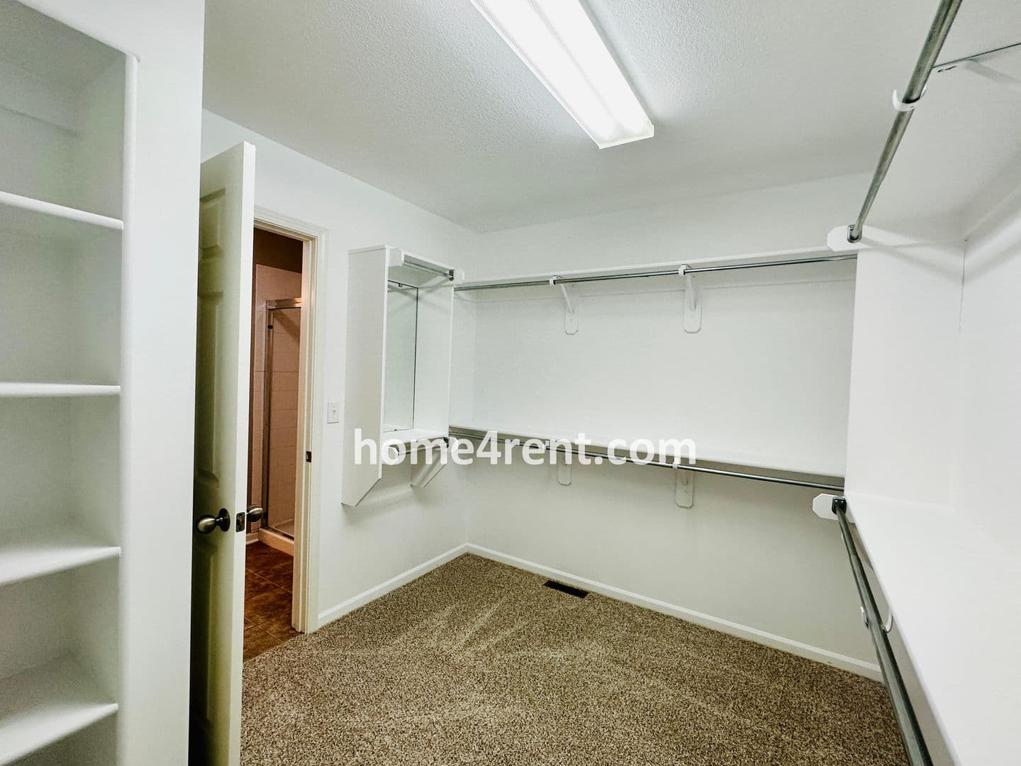 Lenexa House: 8719 Dunraven St
