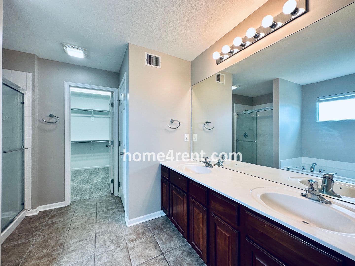 Lenexa House: 8719 Dunraven St
