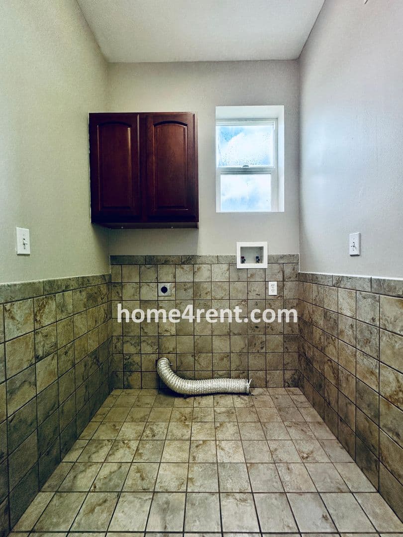 Lenexa House: 8719 Dunraven St