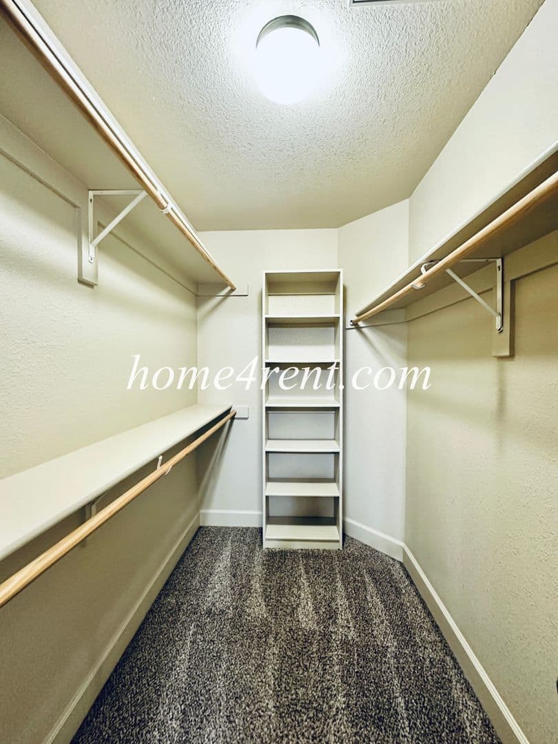 Olathe House: 11135 S Woodsonia Dr