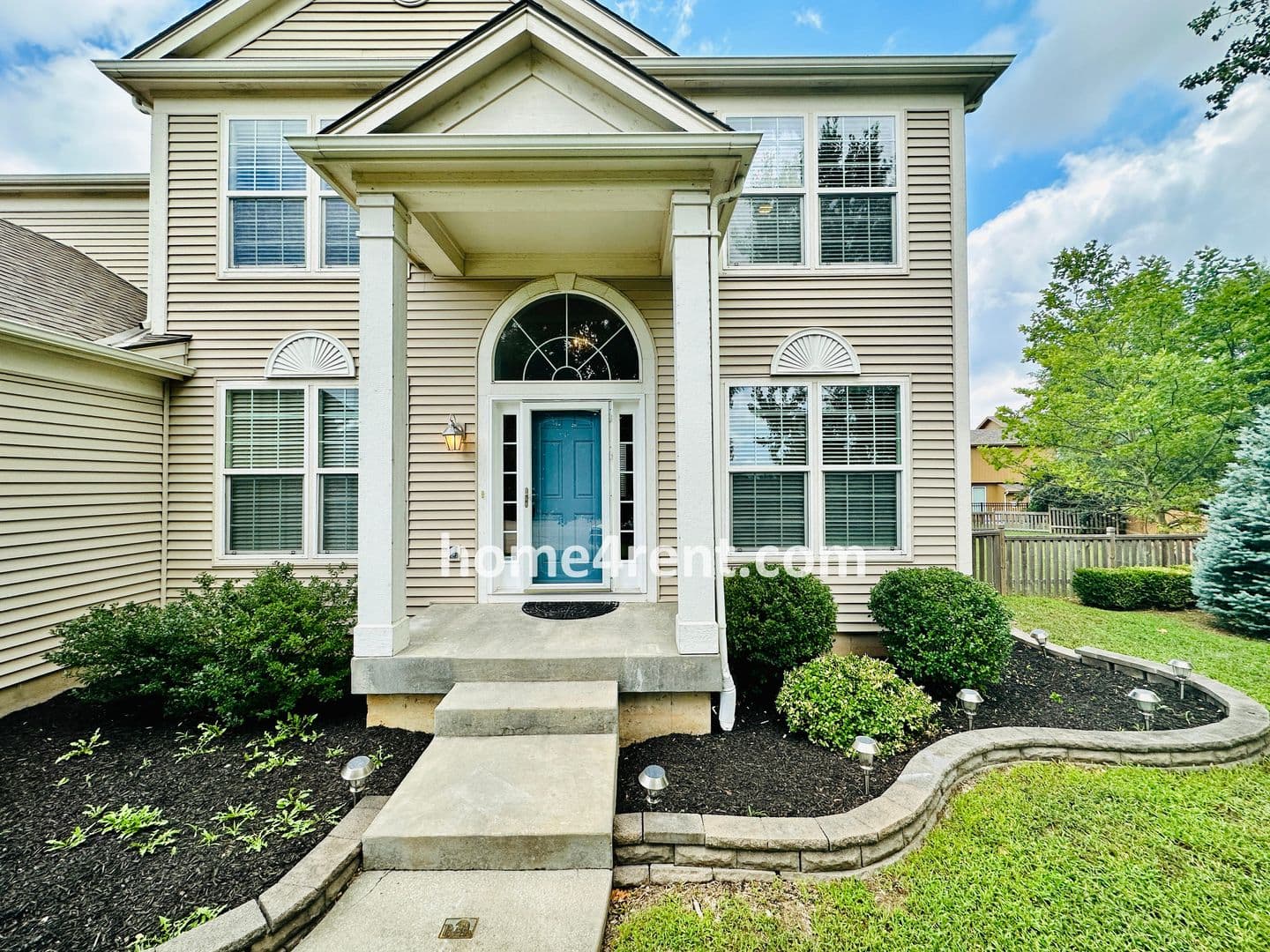 Lenexa House: 8719 Dunraven St