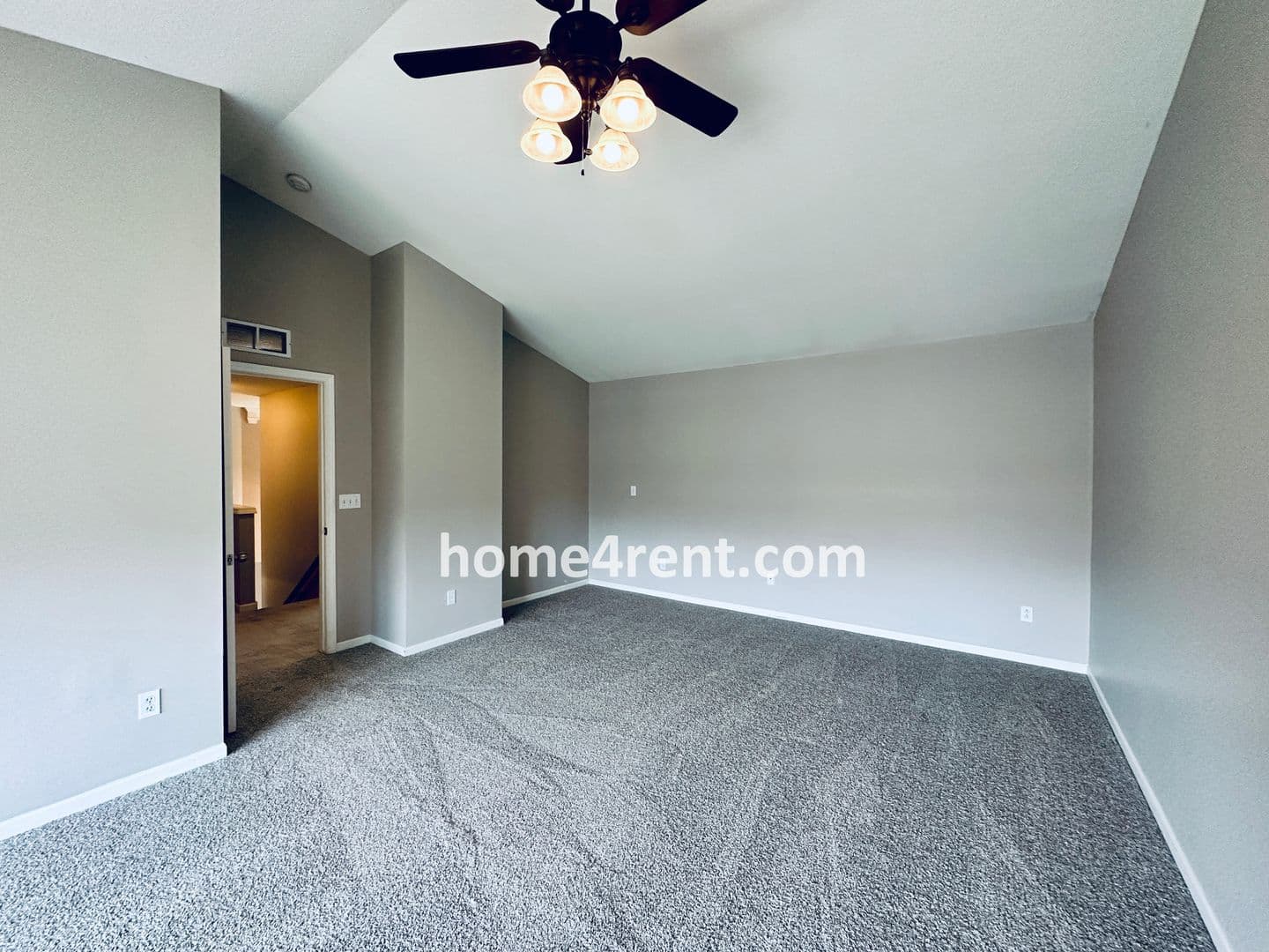 Lenexa House: 8719 Dunraven St