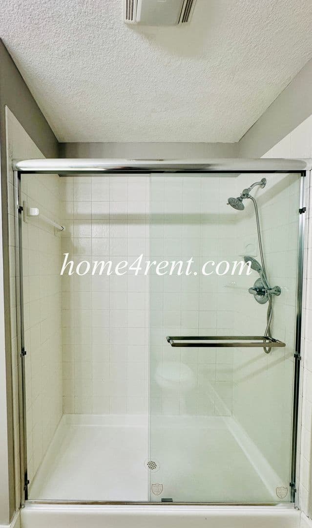 Olathe House: 11135 S Woodsonia Dr