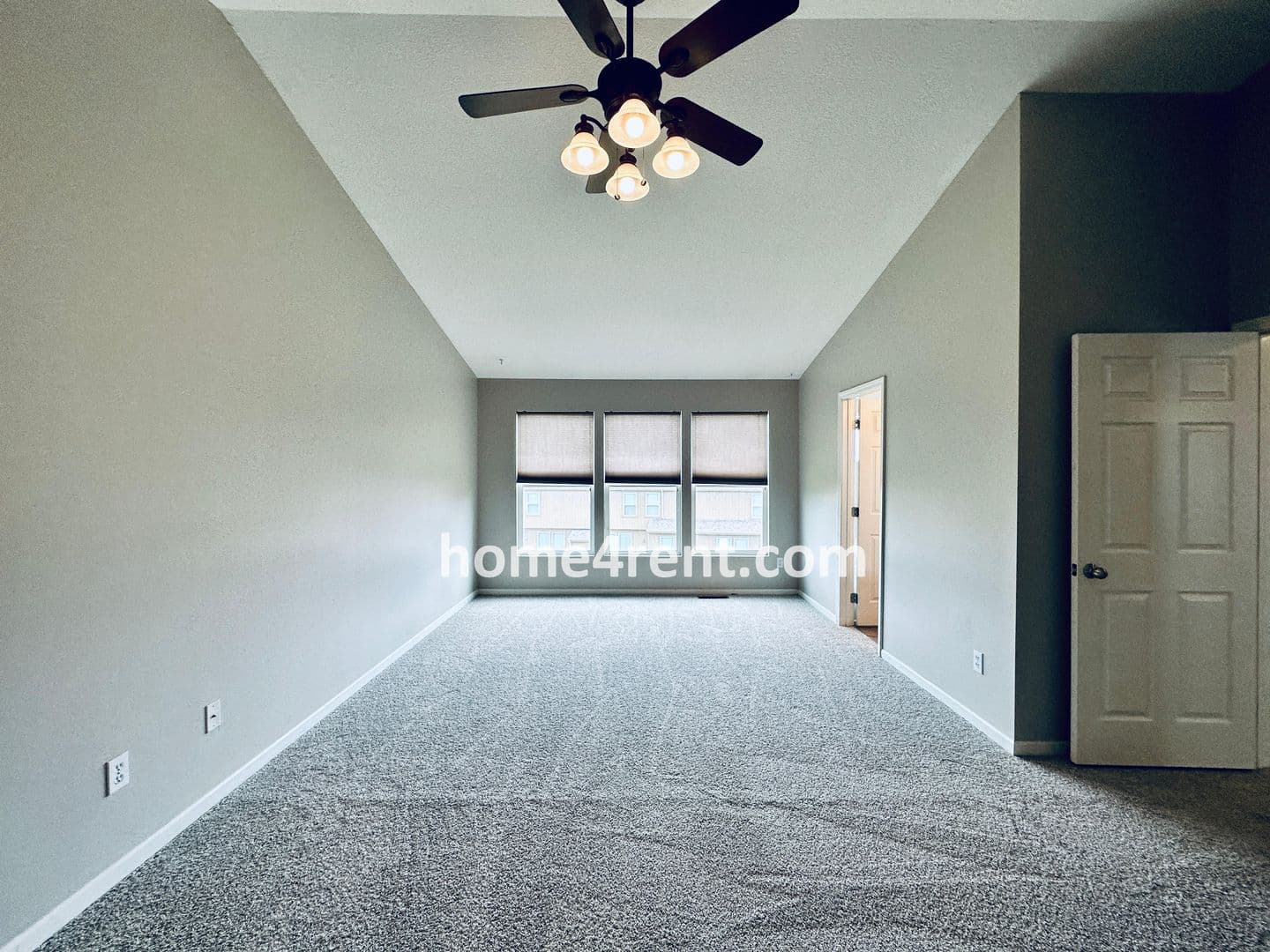 Lenexa House: 8719 Dunraven St