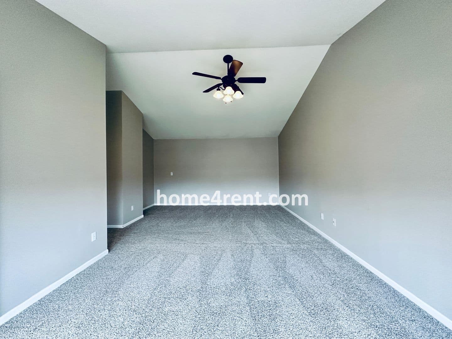 Lenexa House: 8719 Dunraven St