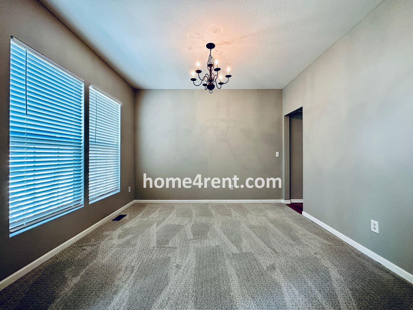 Lenexa House: 8719 Dunraven St