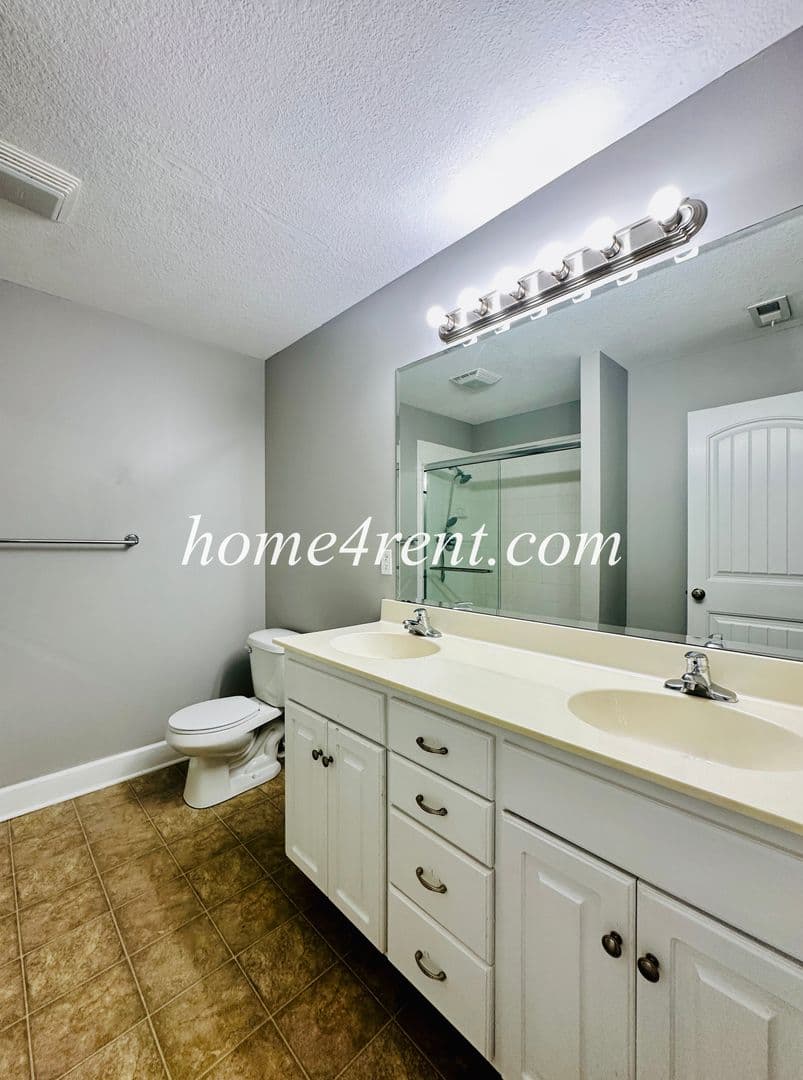Olathe House: 11135 S Woodsonia Dr