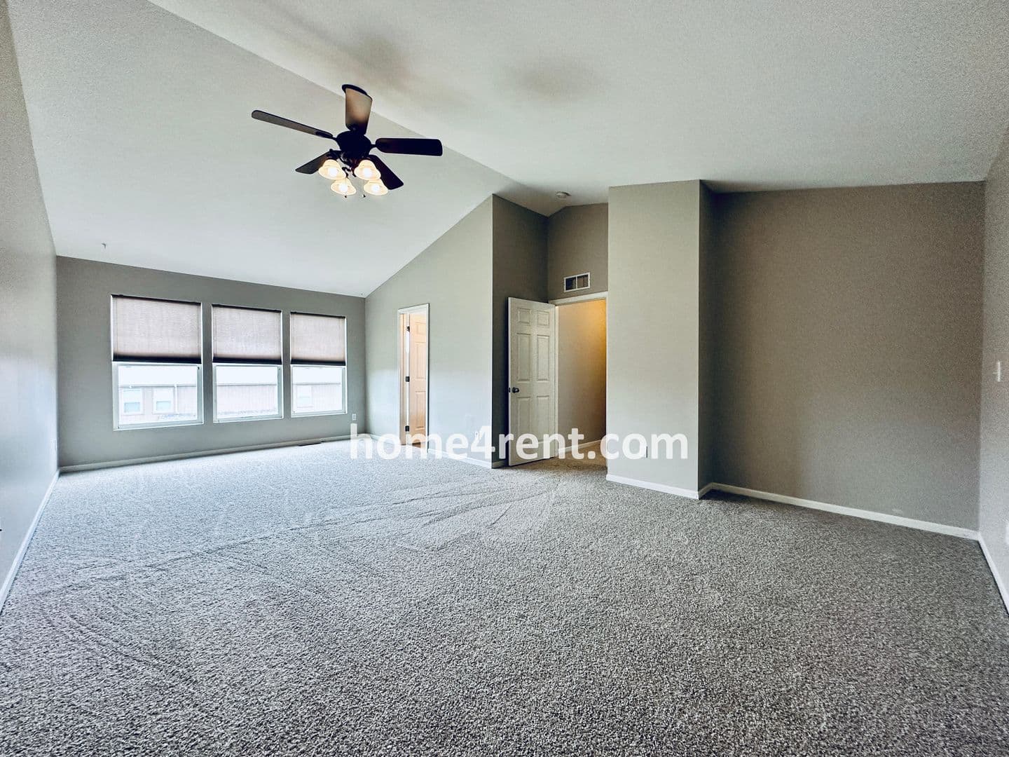 Lenexa House: 8719 Dunraven St