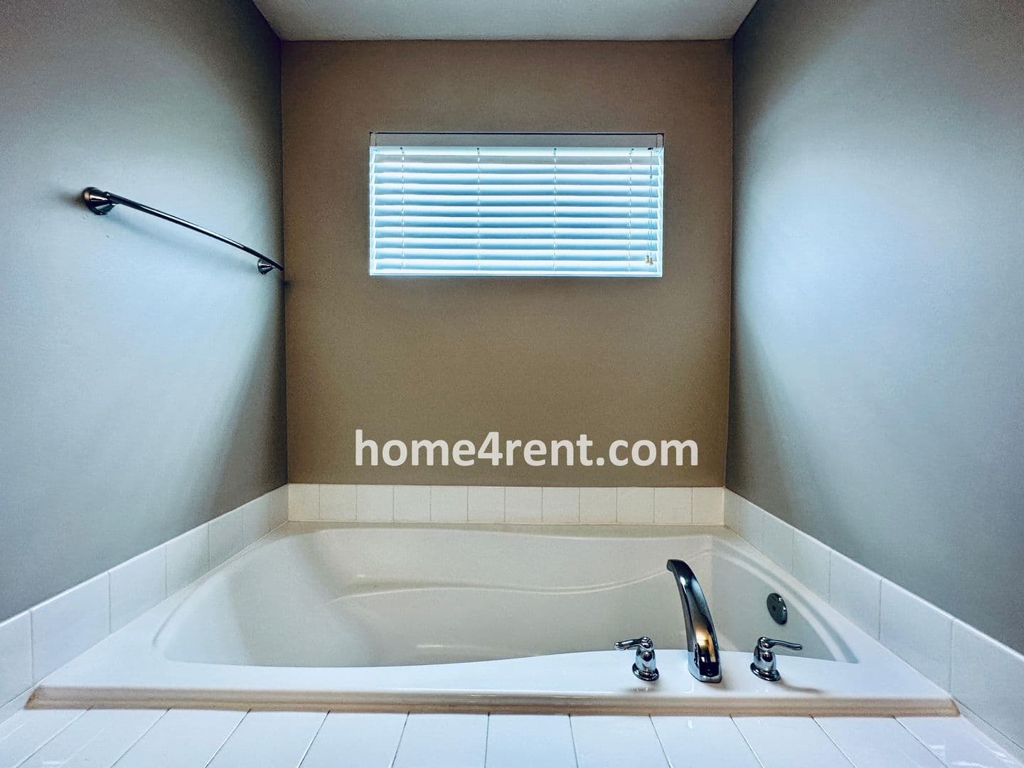 Lenexa House: 8719 Dunraven St