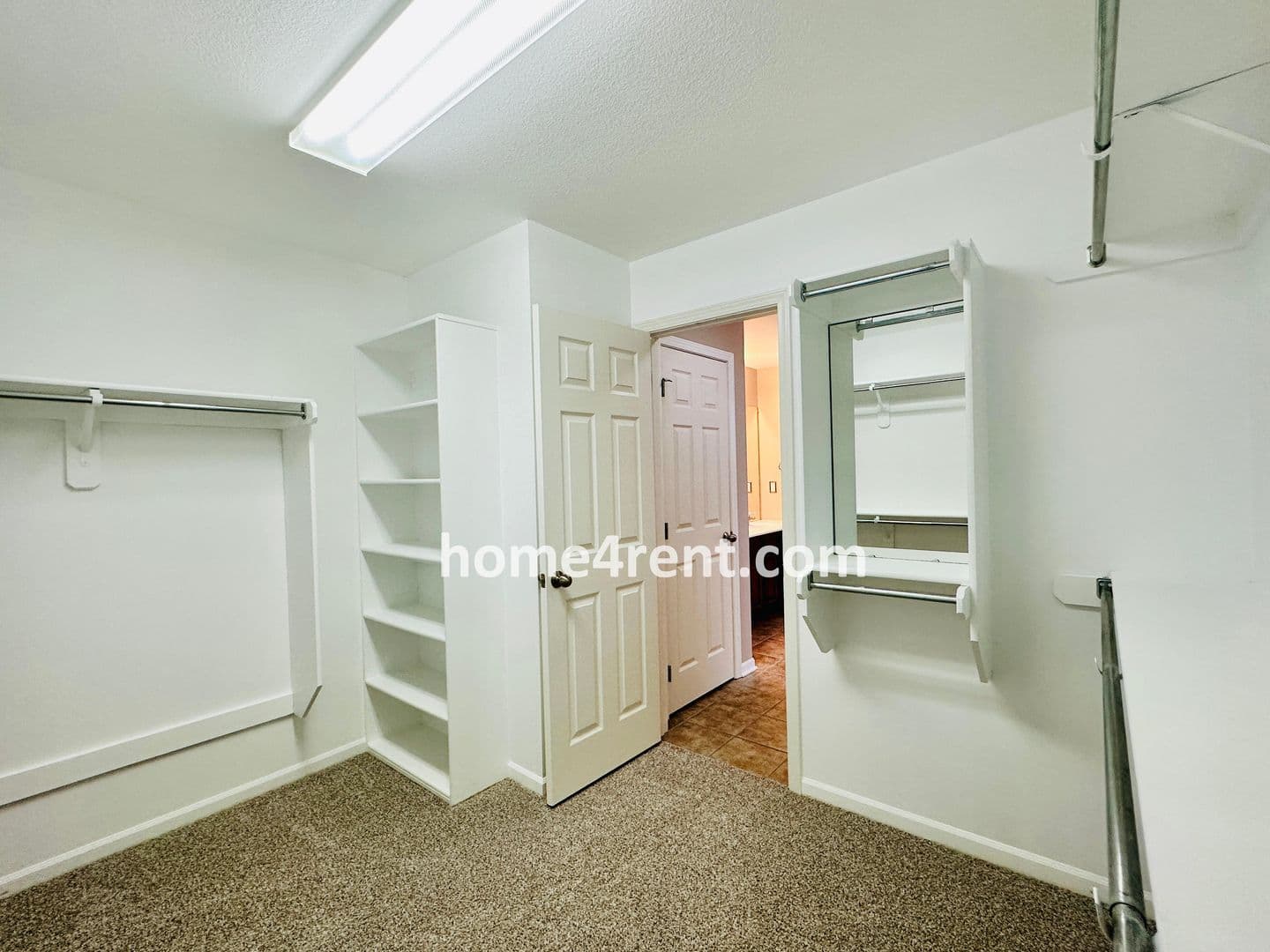 Lenexa House: 8719 Dunraven St