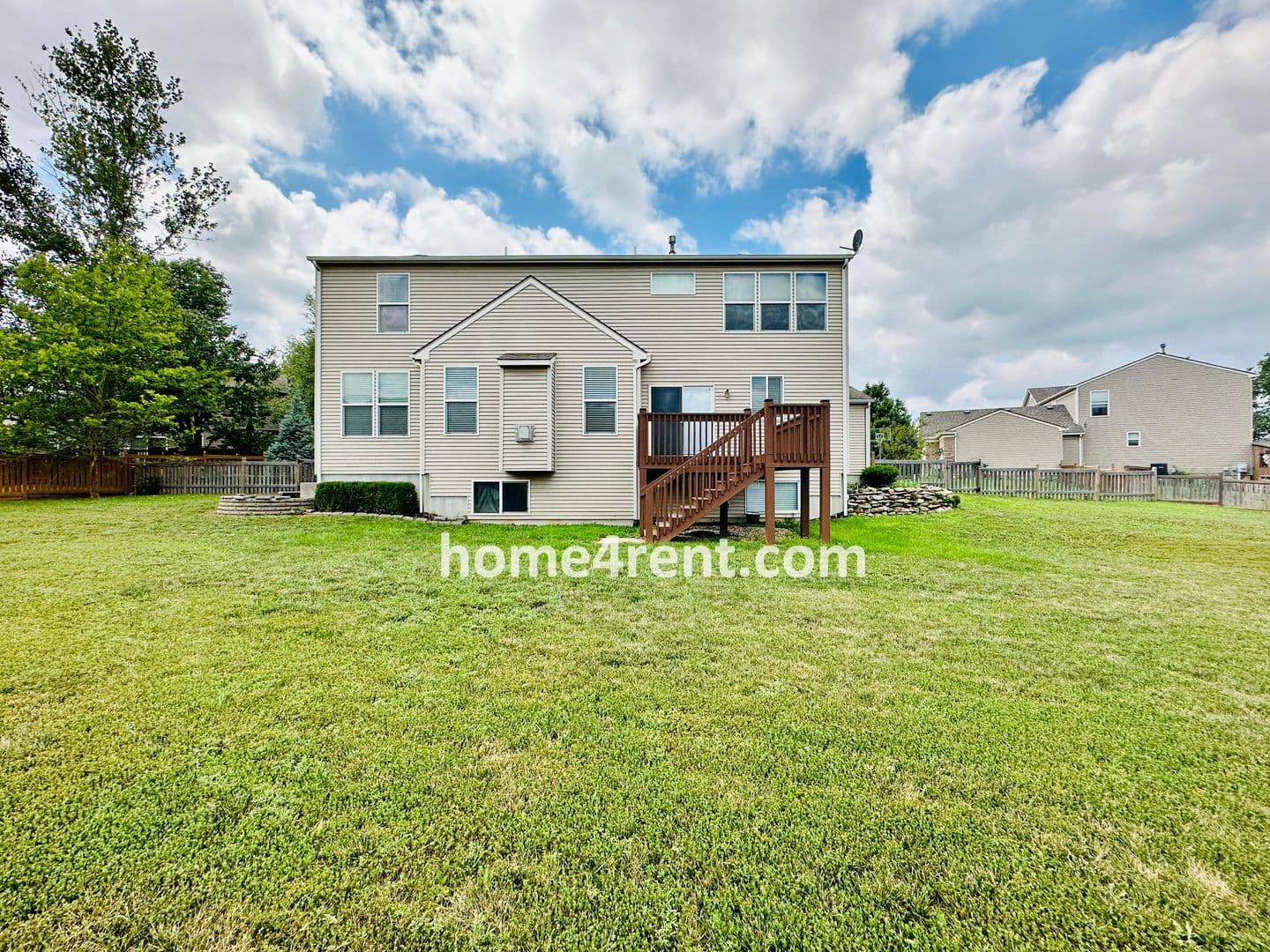 Lenexa House: 8719 Dunraven St