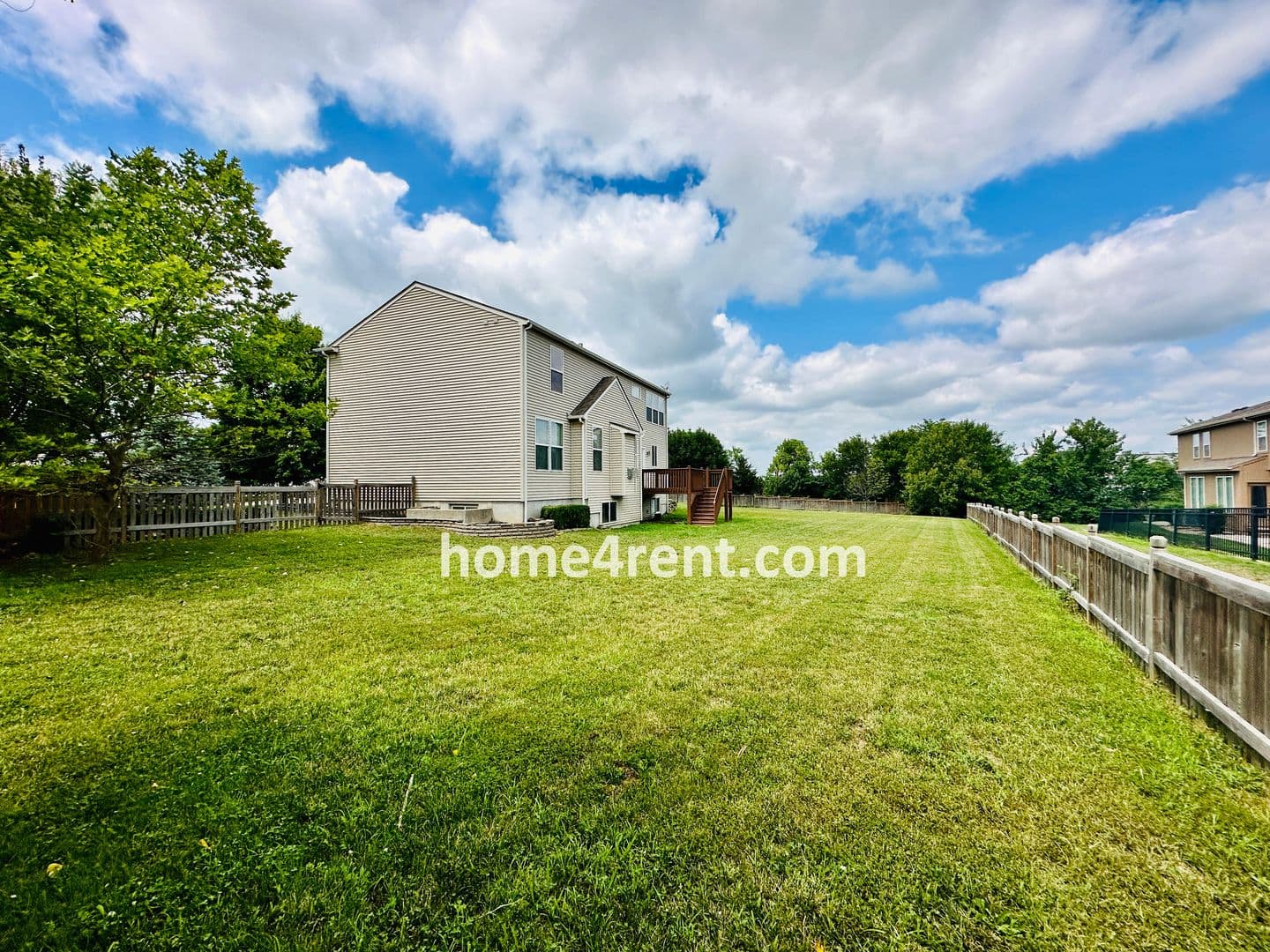 Lenexa House: 8719 Dunraven St