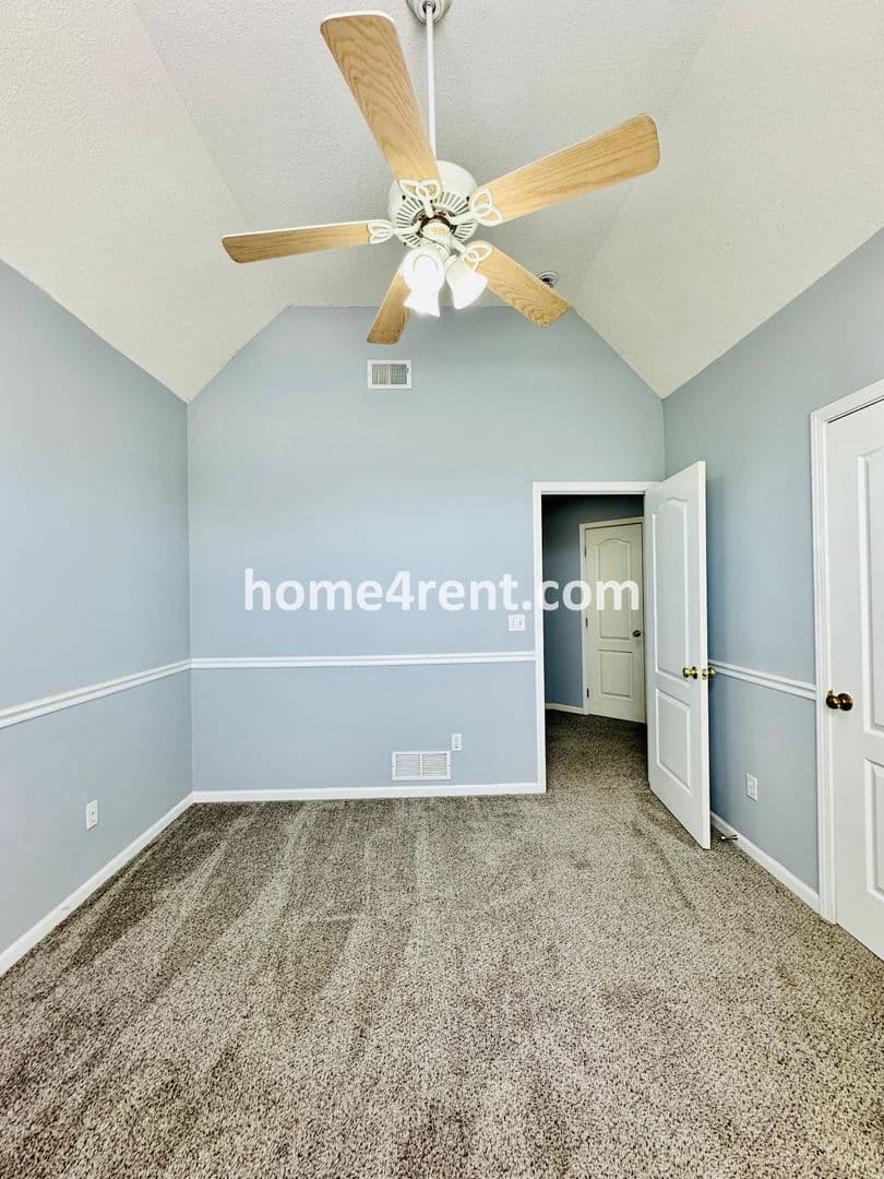 Overland Park House: 8102 W 144th Pl