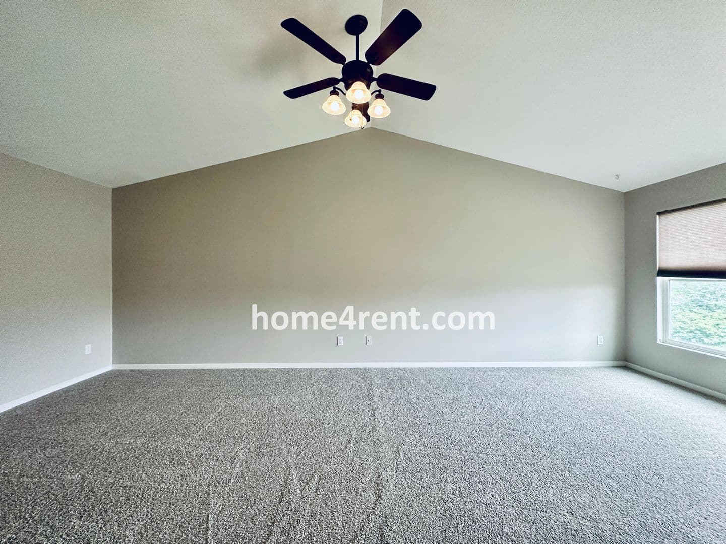 Lenexa House: 8719 Dunraven St
