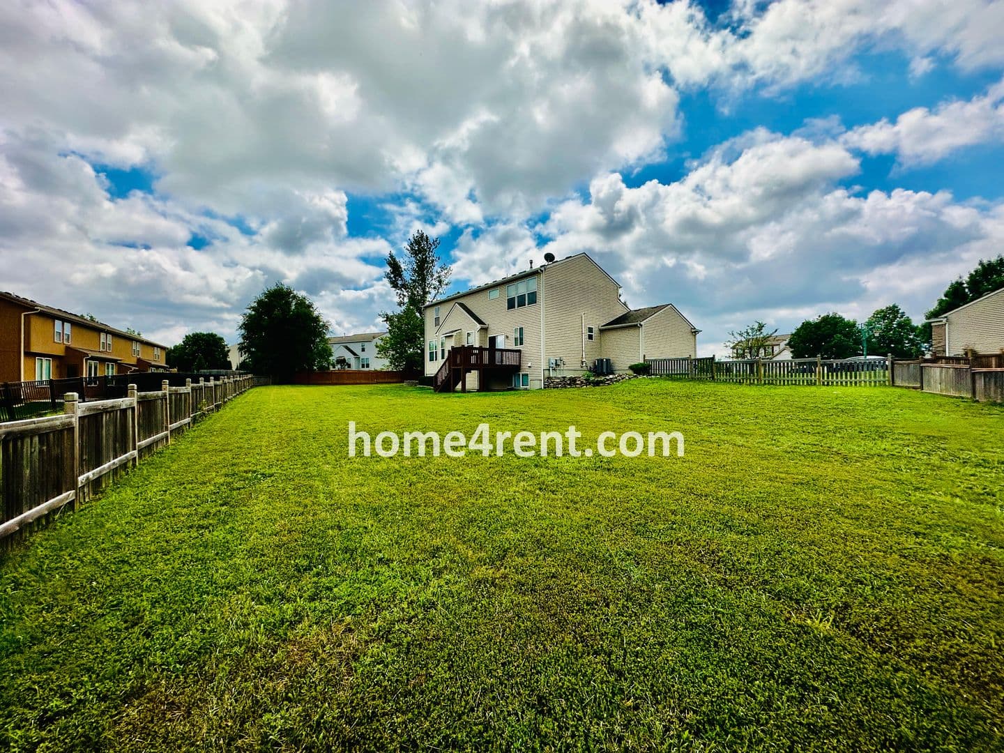Lenexa House: 8719 Dunraven St