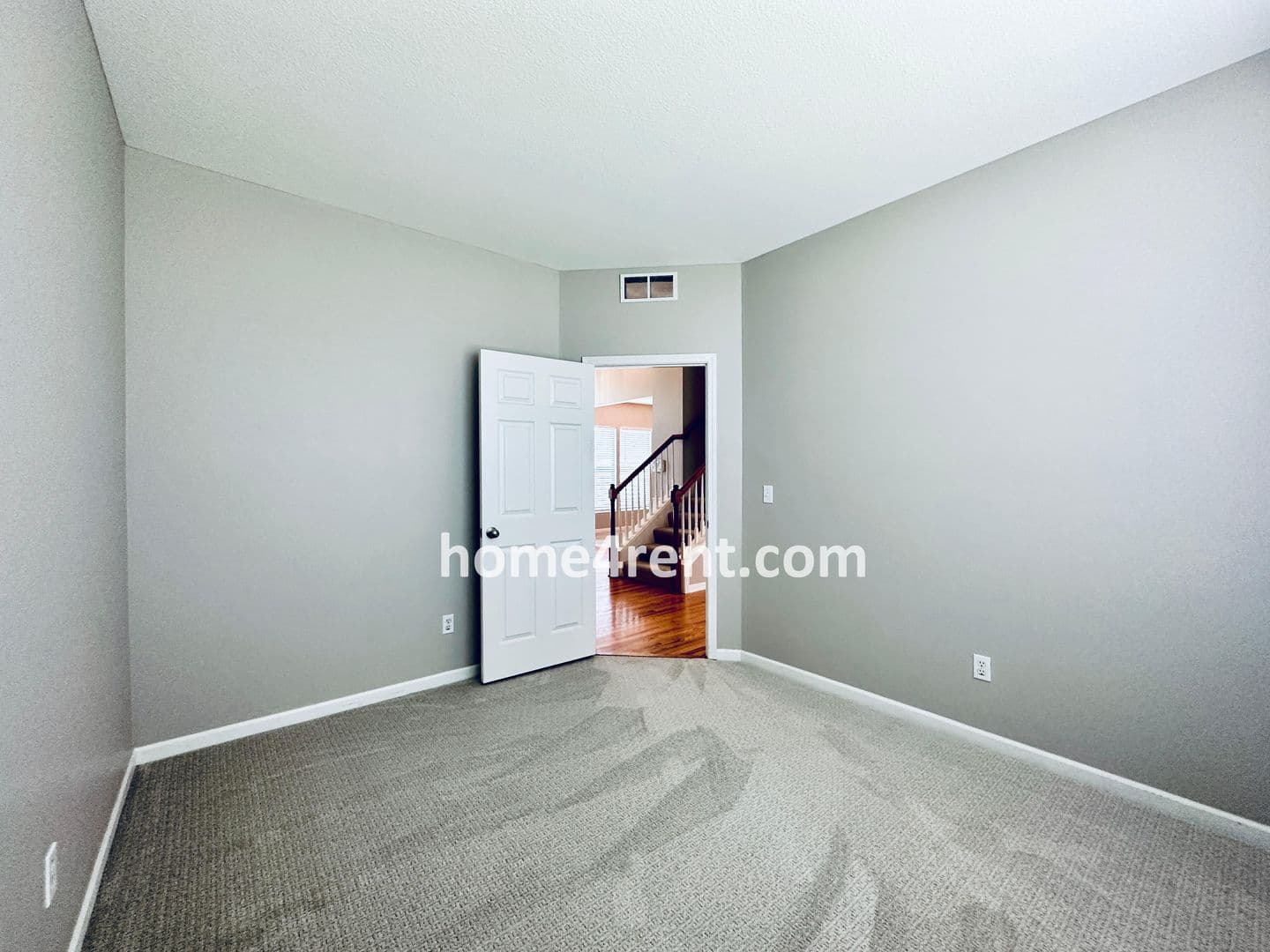 Lenexa House: 8719 Dunraven St