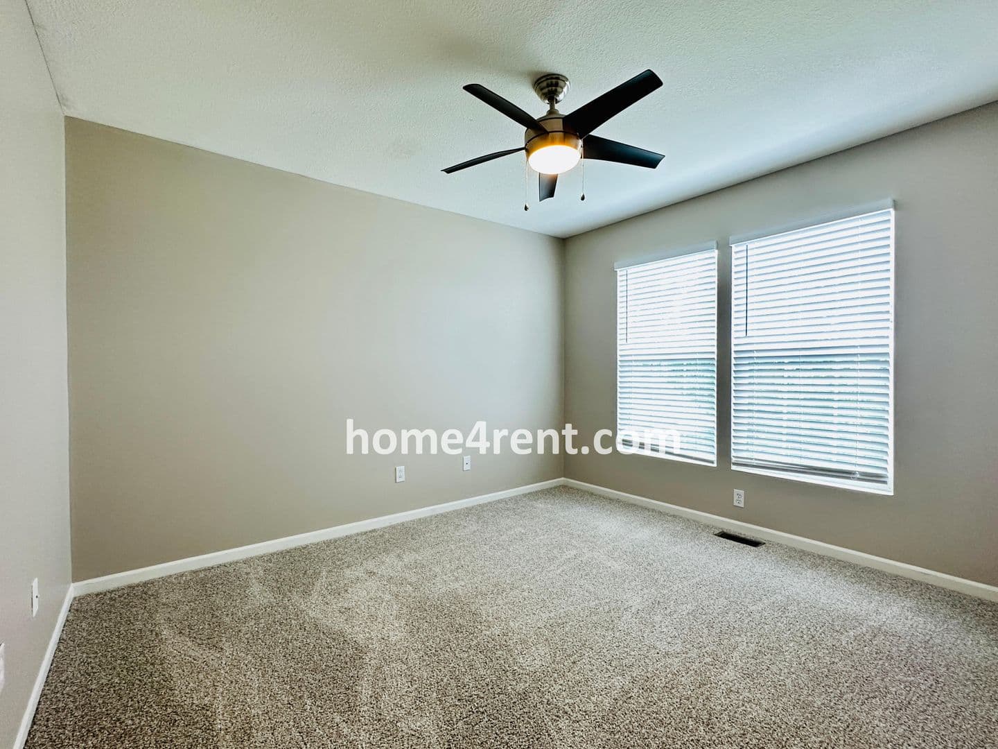 Lenexa House: 8719 Dunraven St