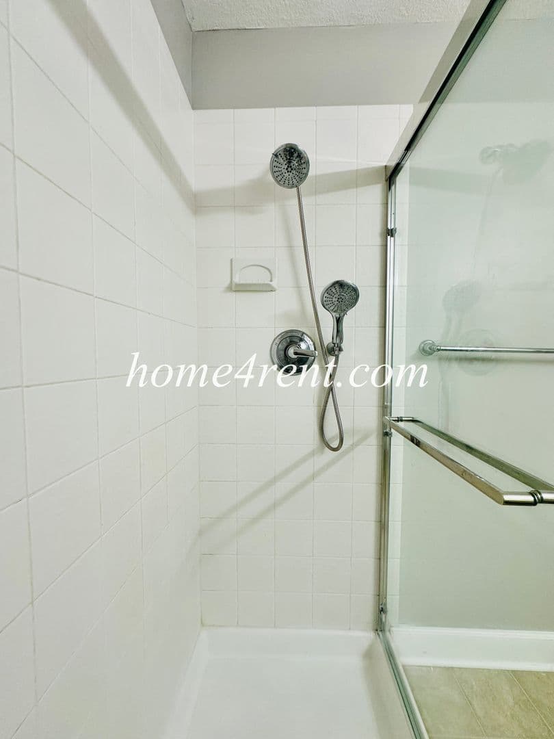 Olathe House: 11135 S Woodsonia Dr