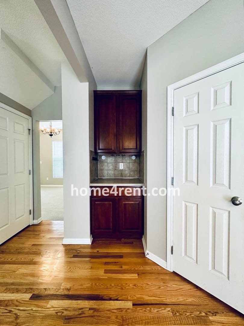 Lenexa House: 8719 Dunraven St