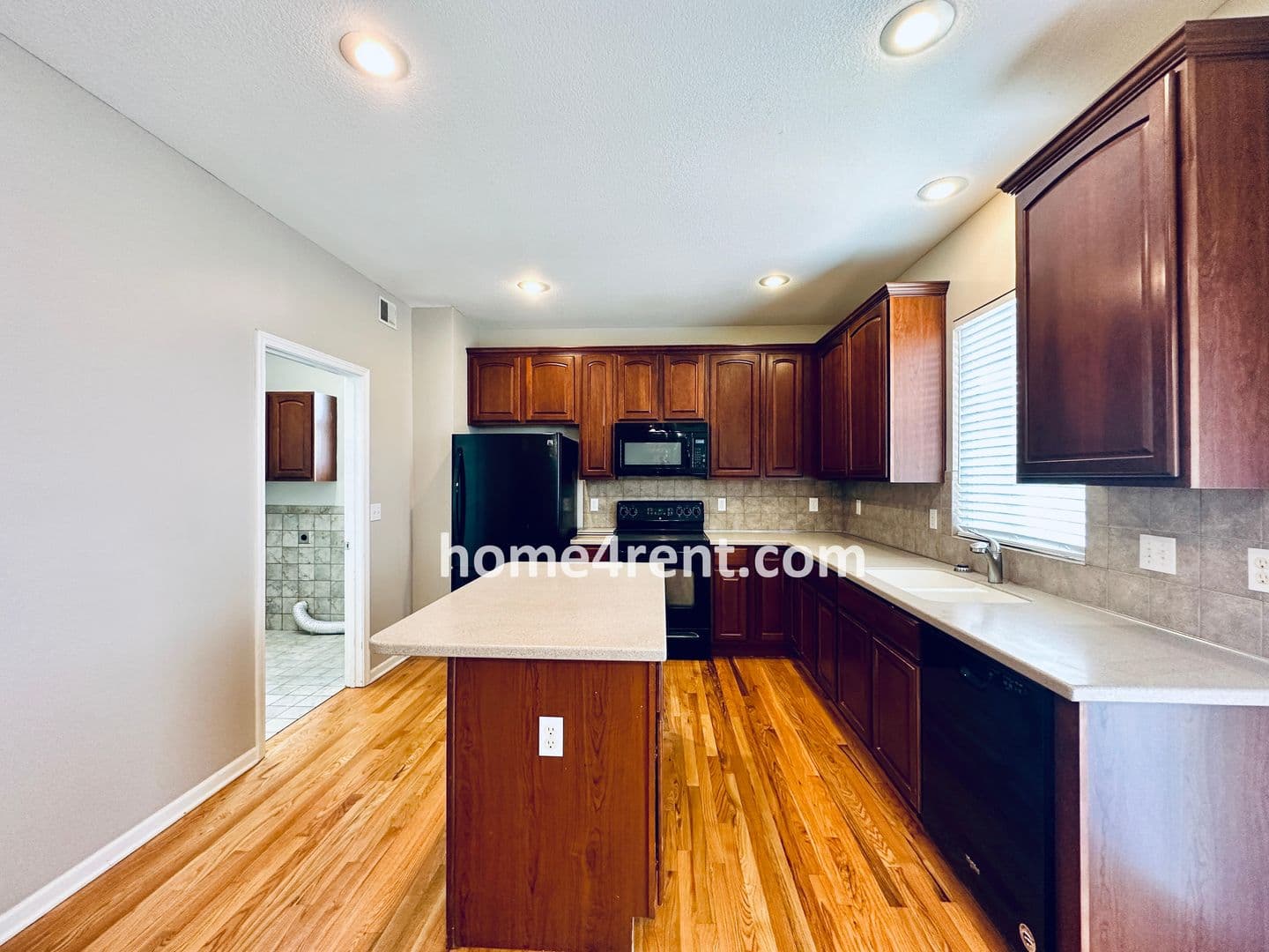 Lenexa House: 8719 Dunraven St