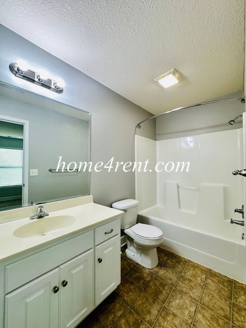 Olathe House: 11135 S Woodsonia Dr
