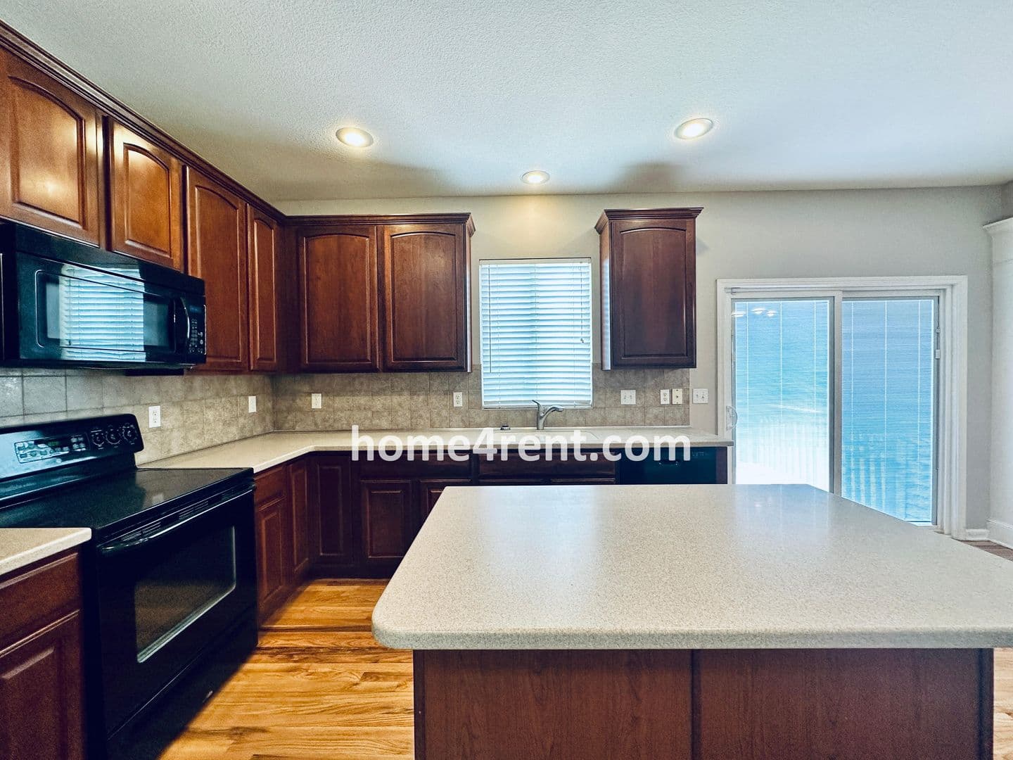 Lenexa House: 8719 Dunraven St