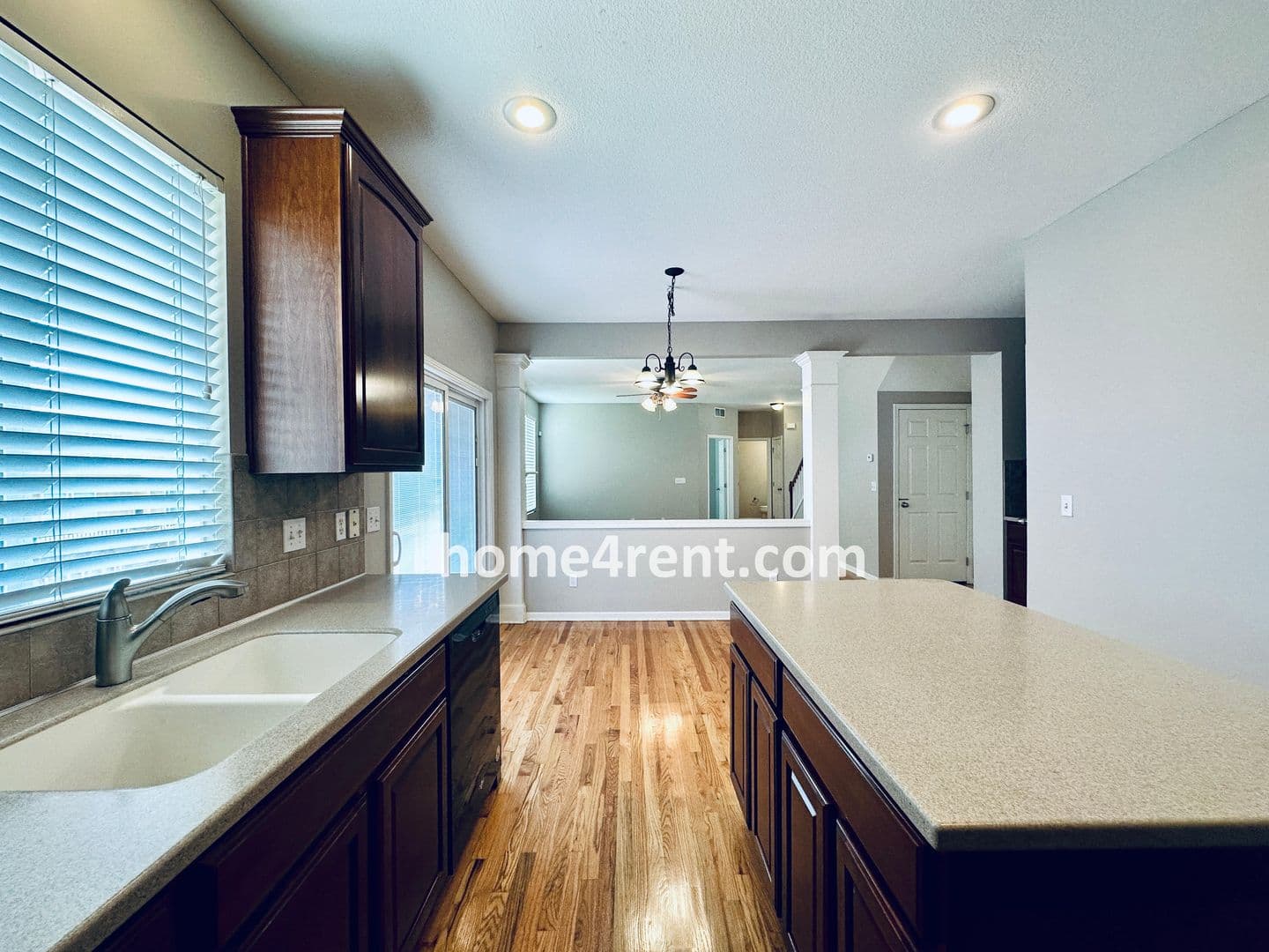 Lenexa House: 8719 Dunraven St