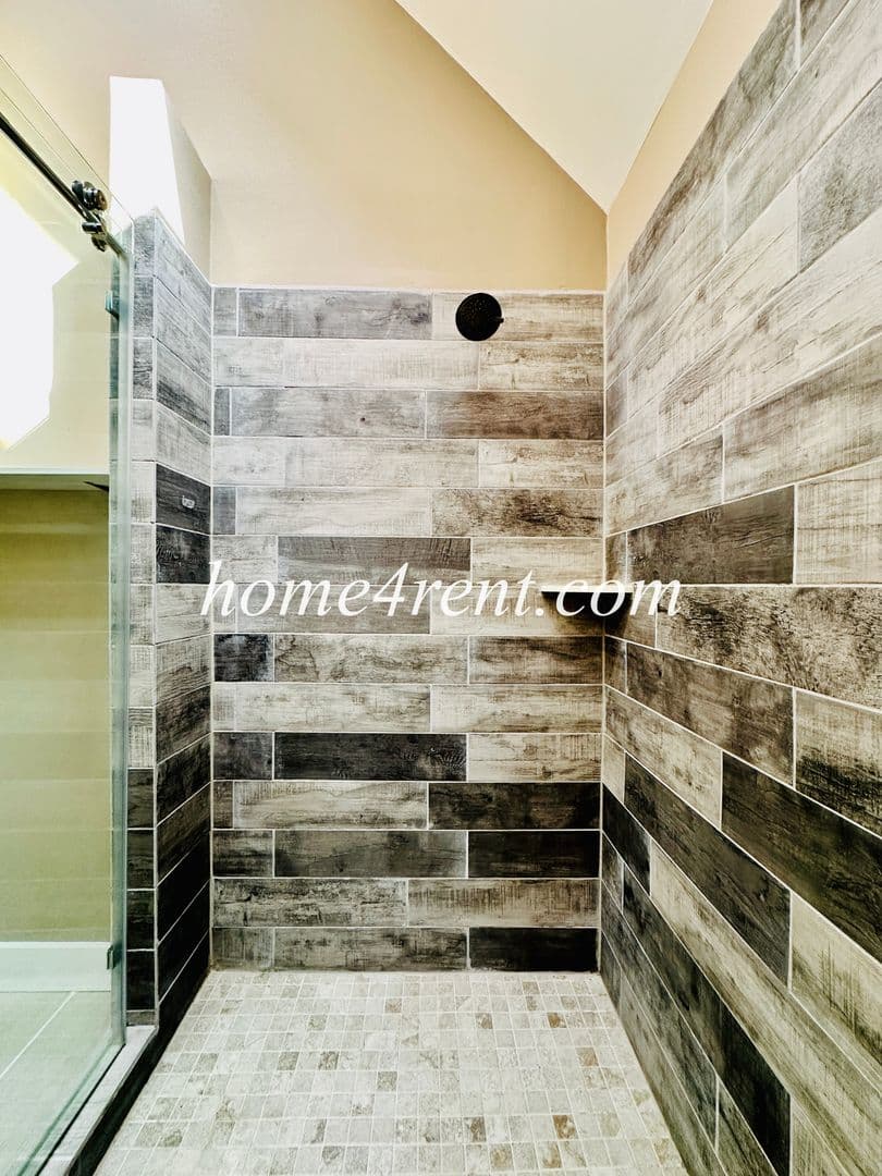 Lenexa House: 15125 W 84th St