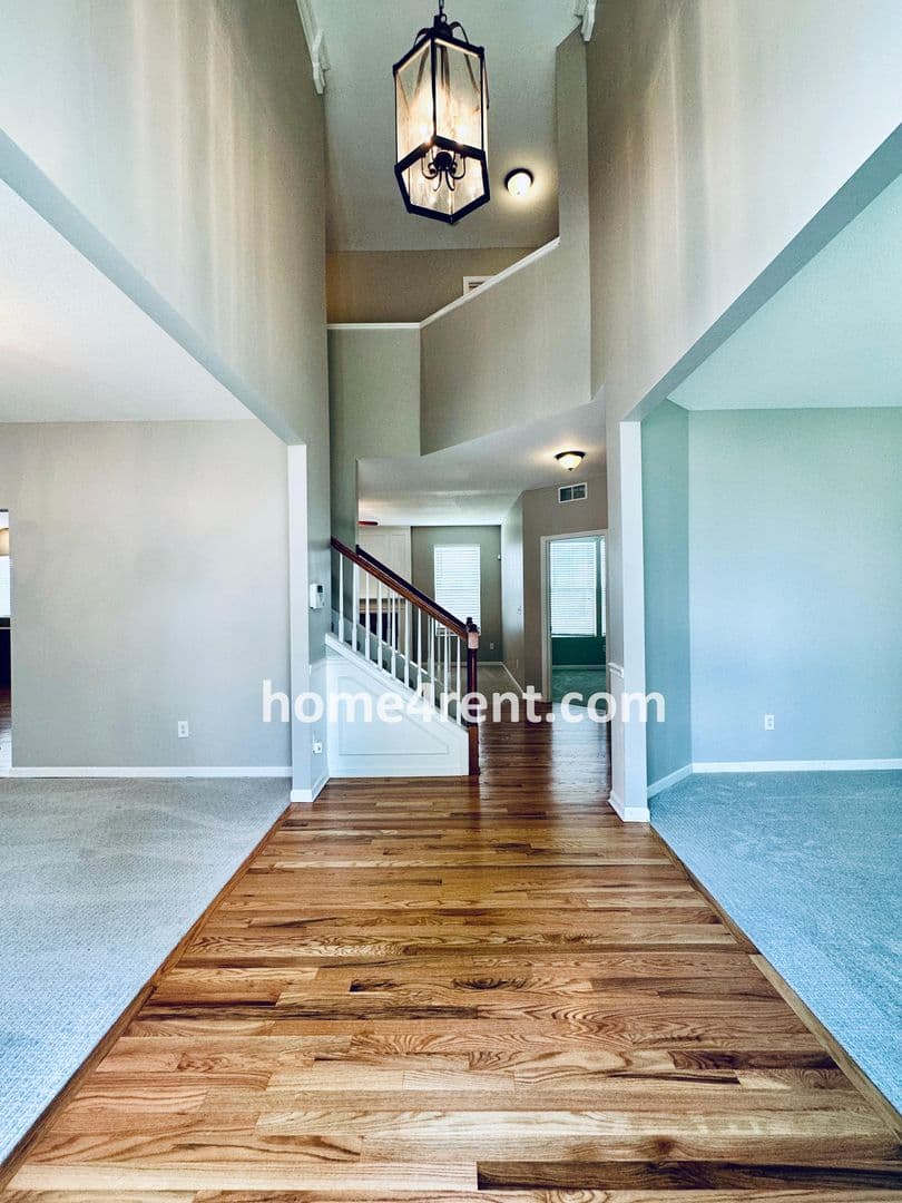 Lenexa House: 8719 Dunraven St