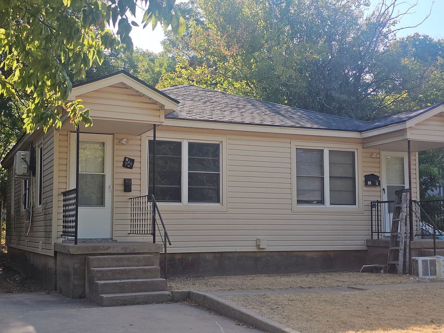 Lawton House: 910 SW 7th St.