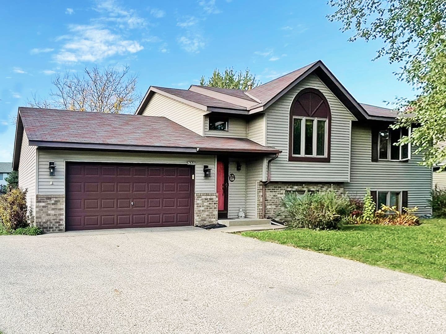 Rosemount House: 15711 Crocus Avenue