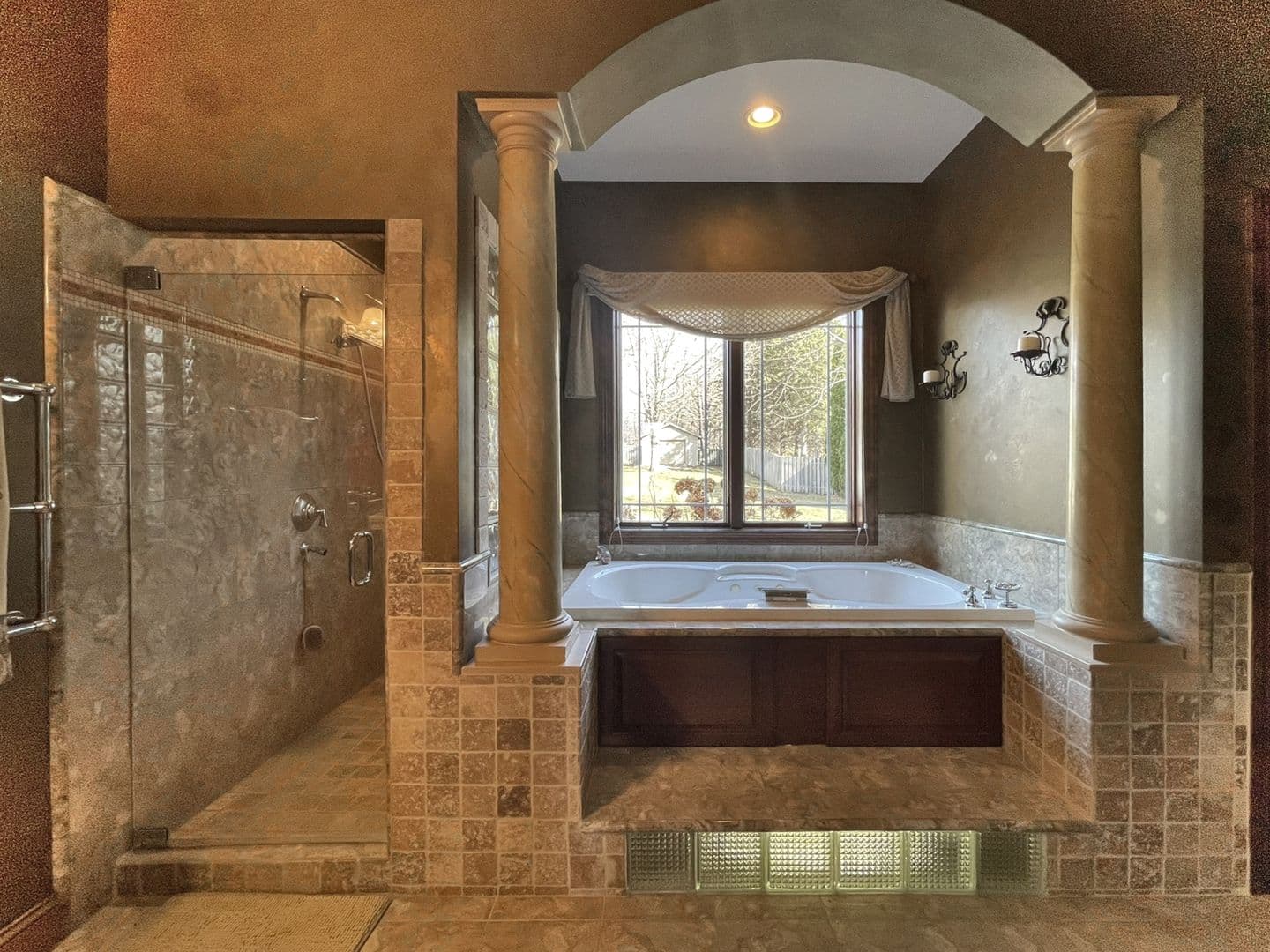 Orono House: 3995 North Shore Dr