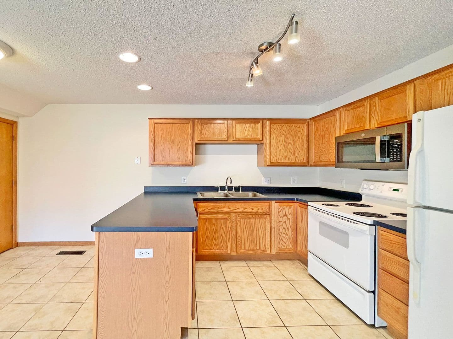 Shakopee Townhome: 869 Swaps Dr