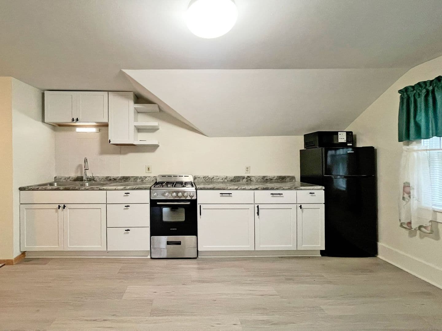 Hopkins Apartment: 245 7th Ave N