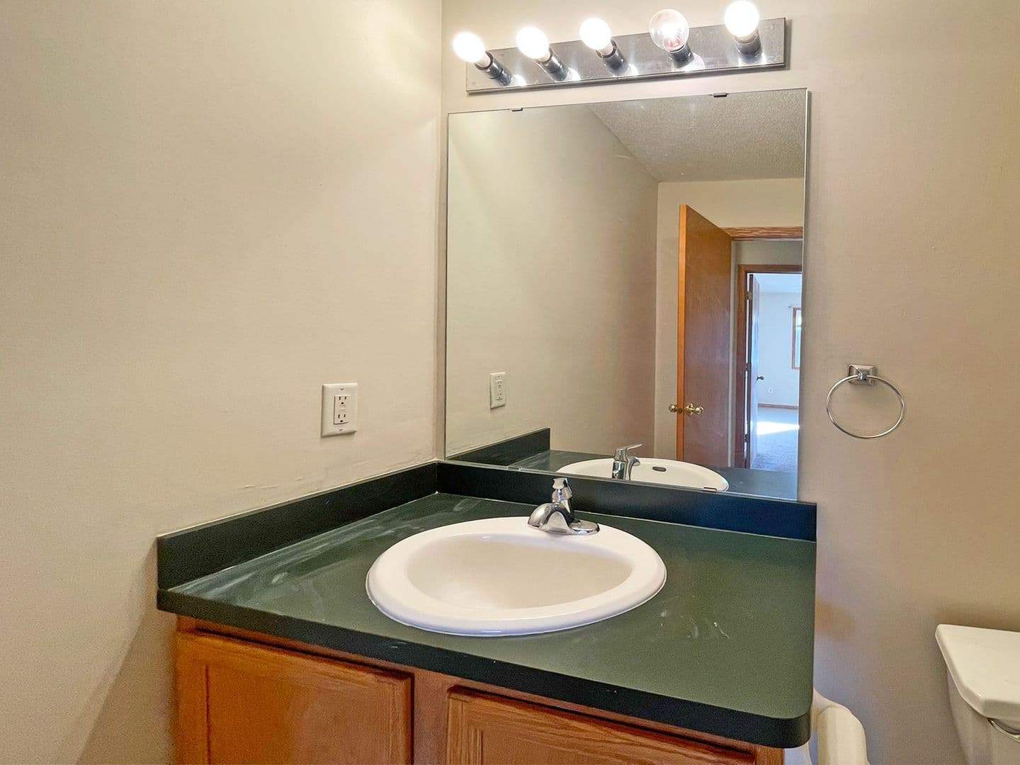 Shakopee Townhome: 869 Swaps Dr
