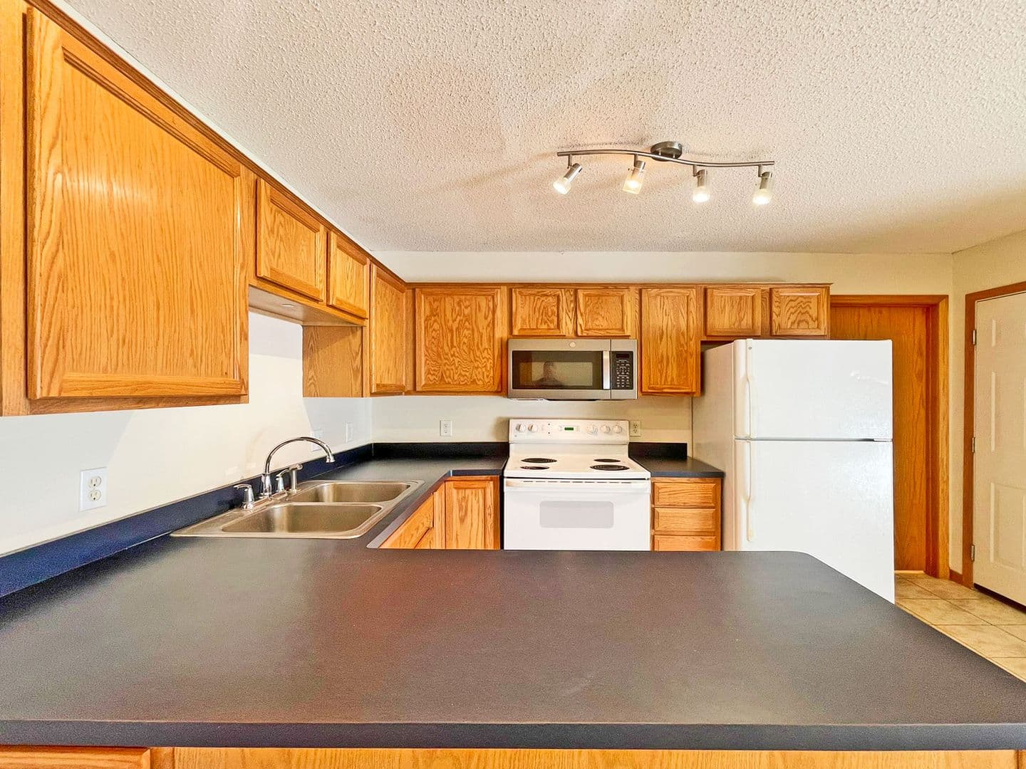 Shakopee Townhome: 869 Swaps Dr