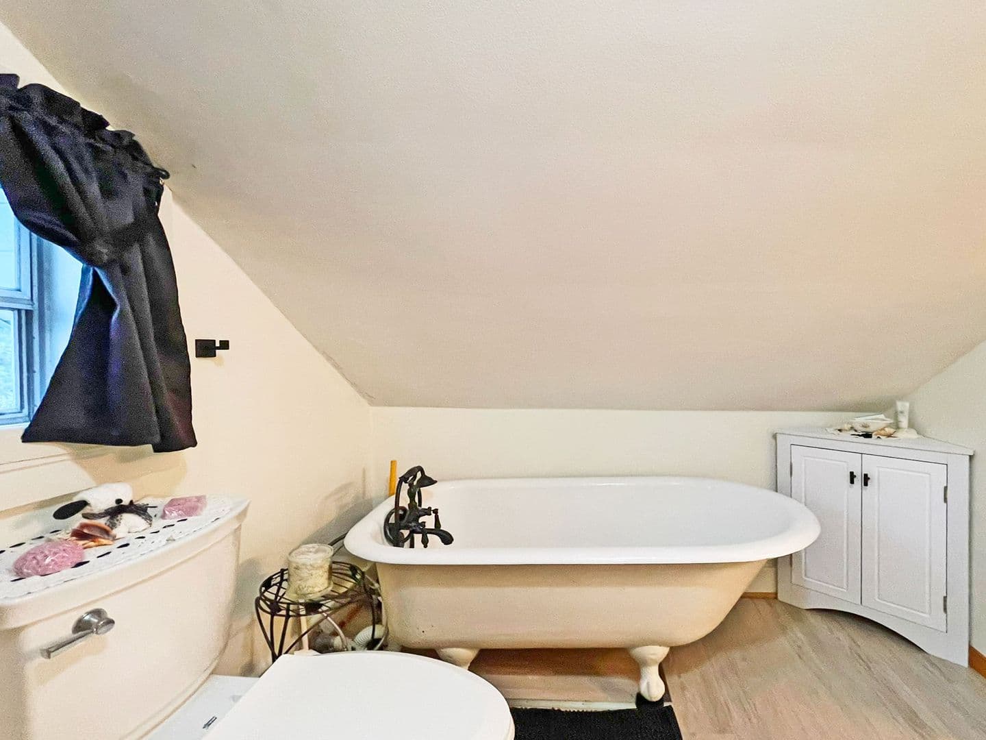 Hopkins Apartment: 245 7th Ave N