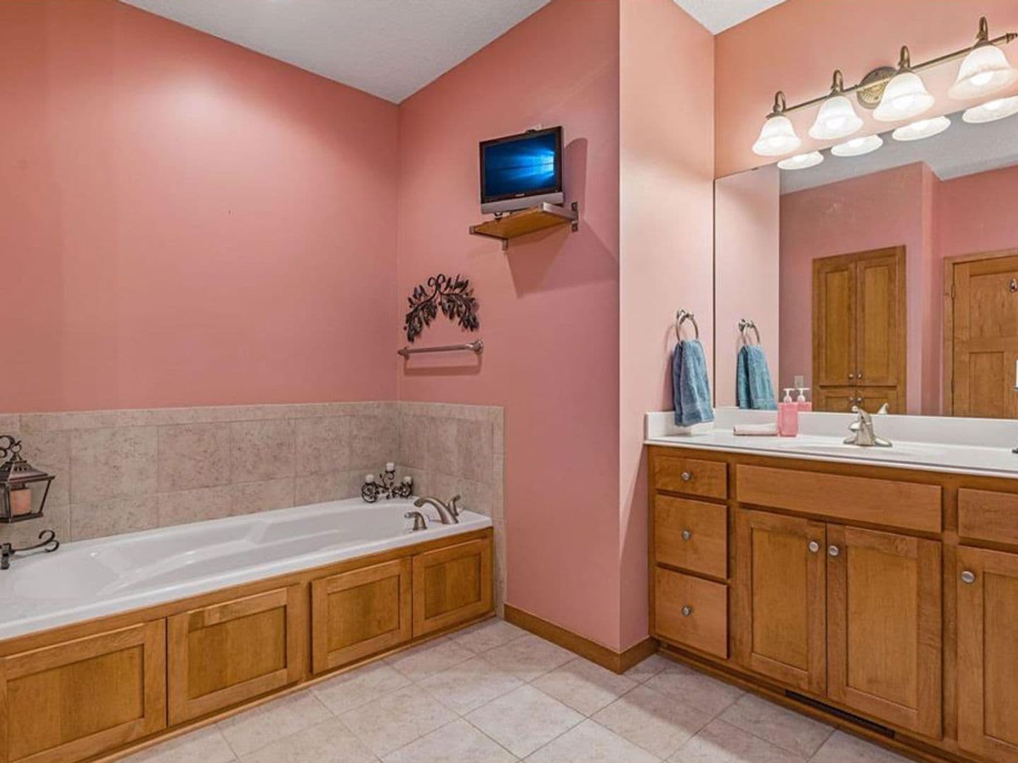 Oakdale Townhome: 1354 Holly Ave