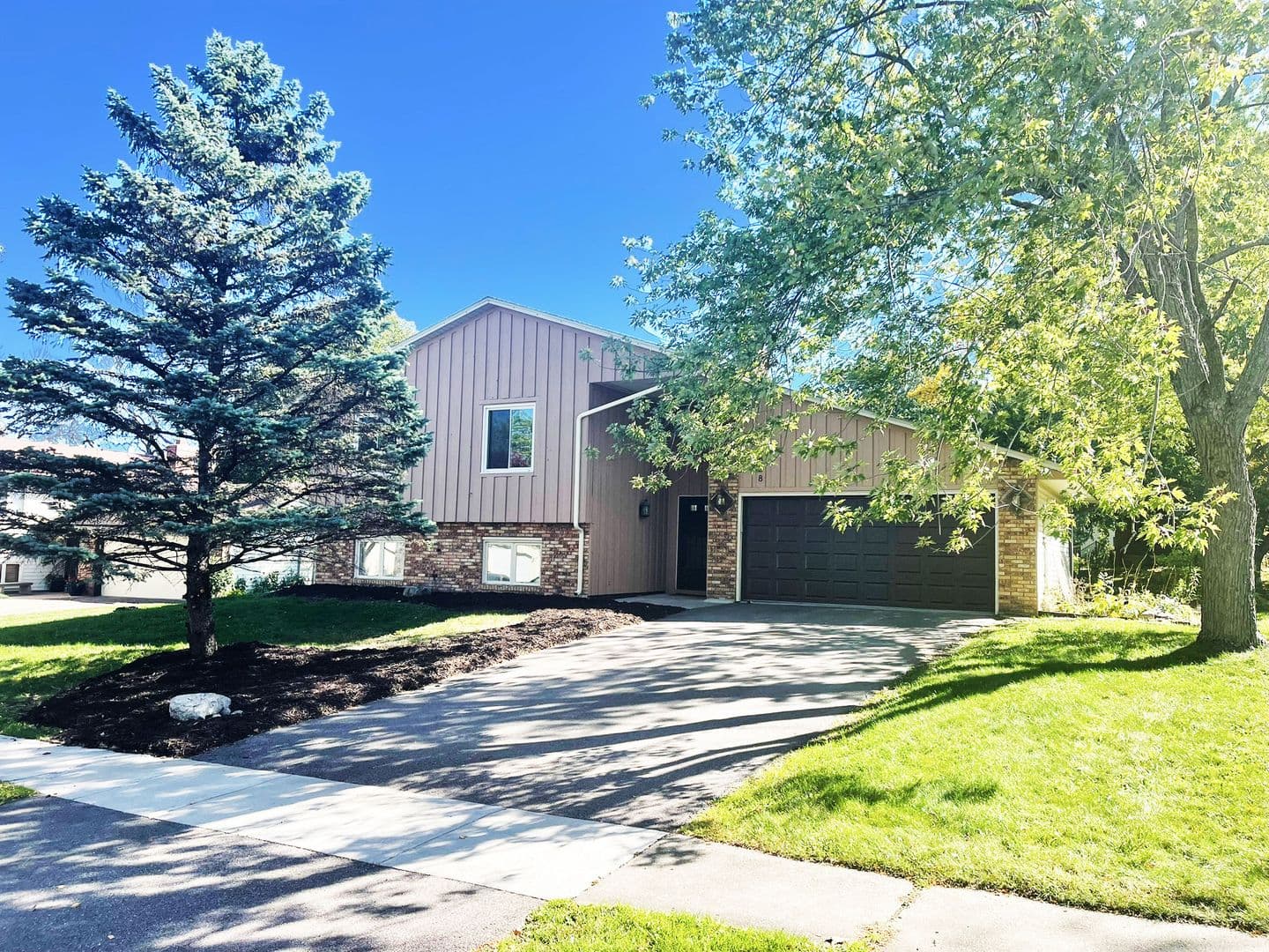 Apple Valley House: 15828 Harwell Avenue