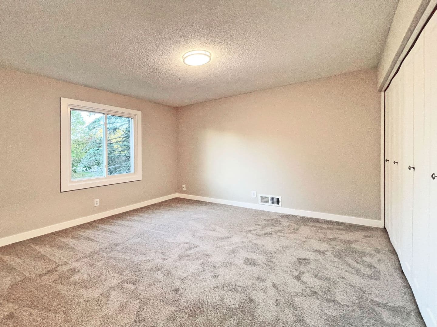Apple Valley House: 15828 Harwell Avenue