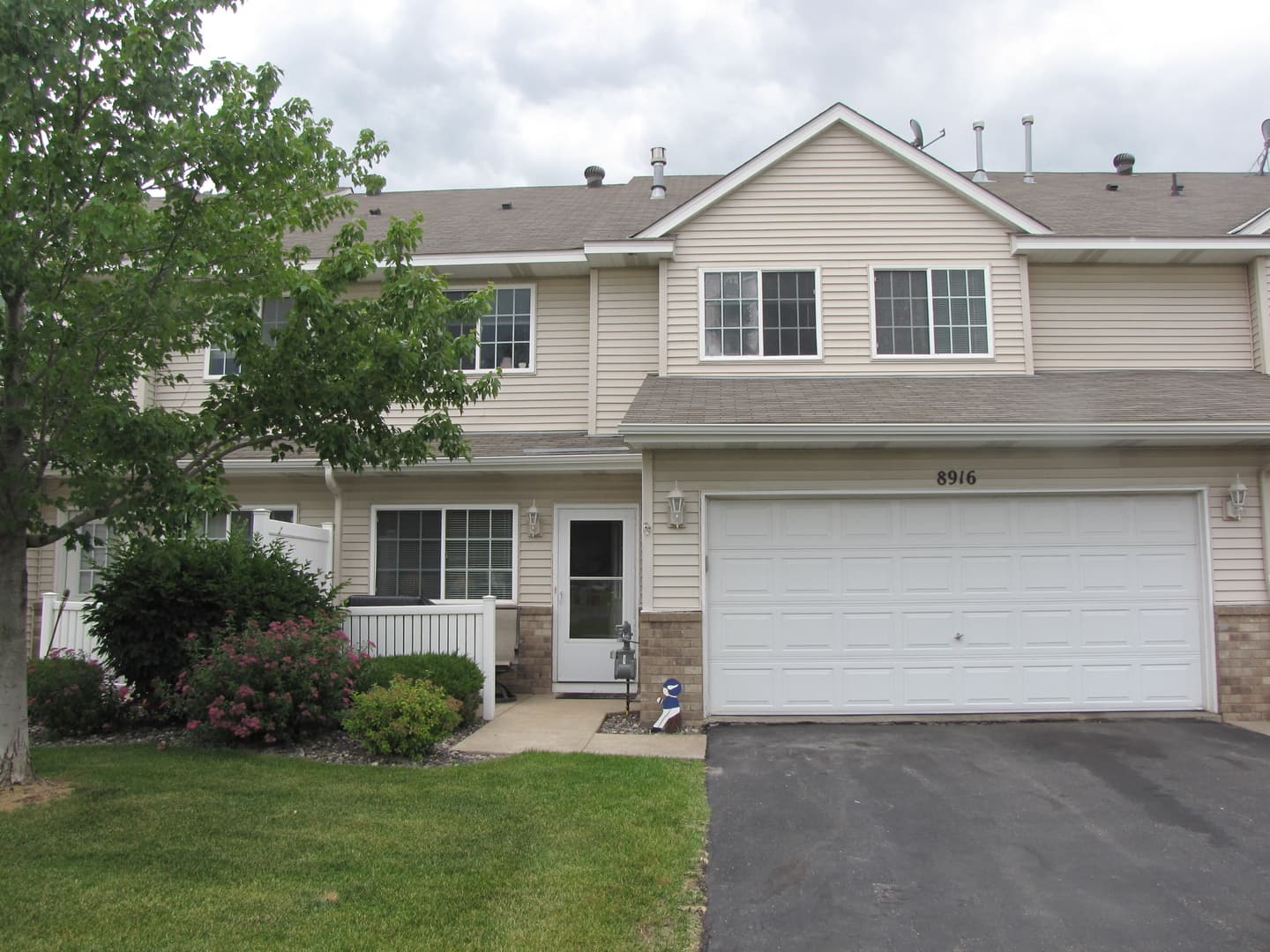 Cottage Grove Townhome: 8996 92nd Street S.