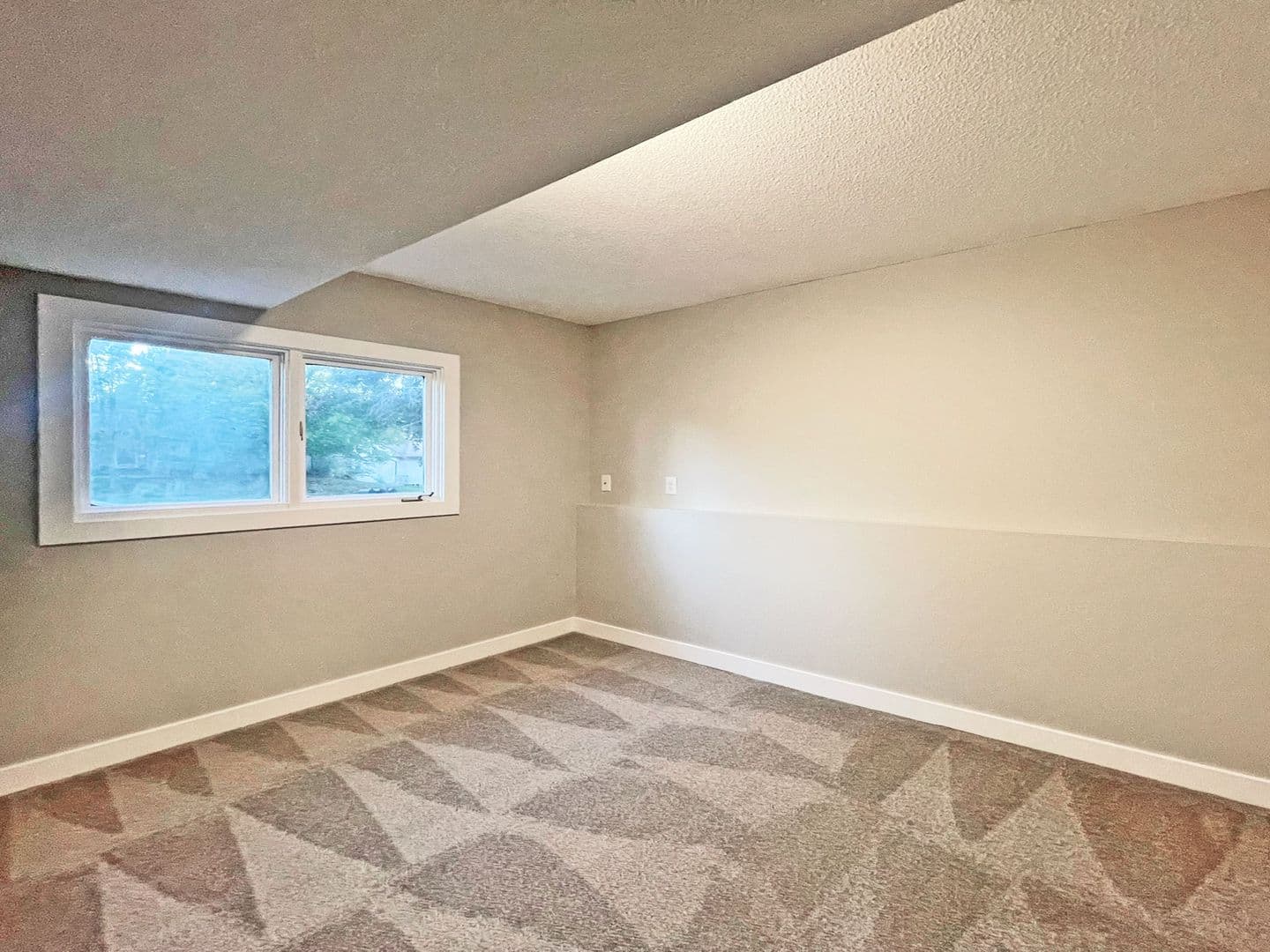 Apple Valley House: 15828 Harwell Avenue