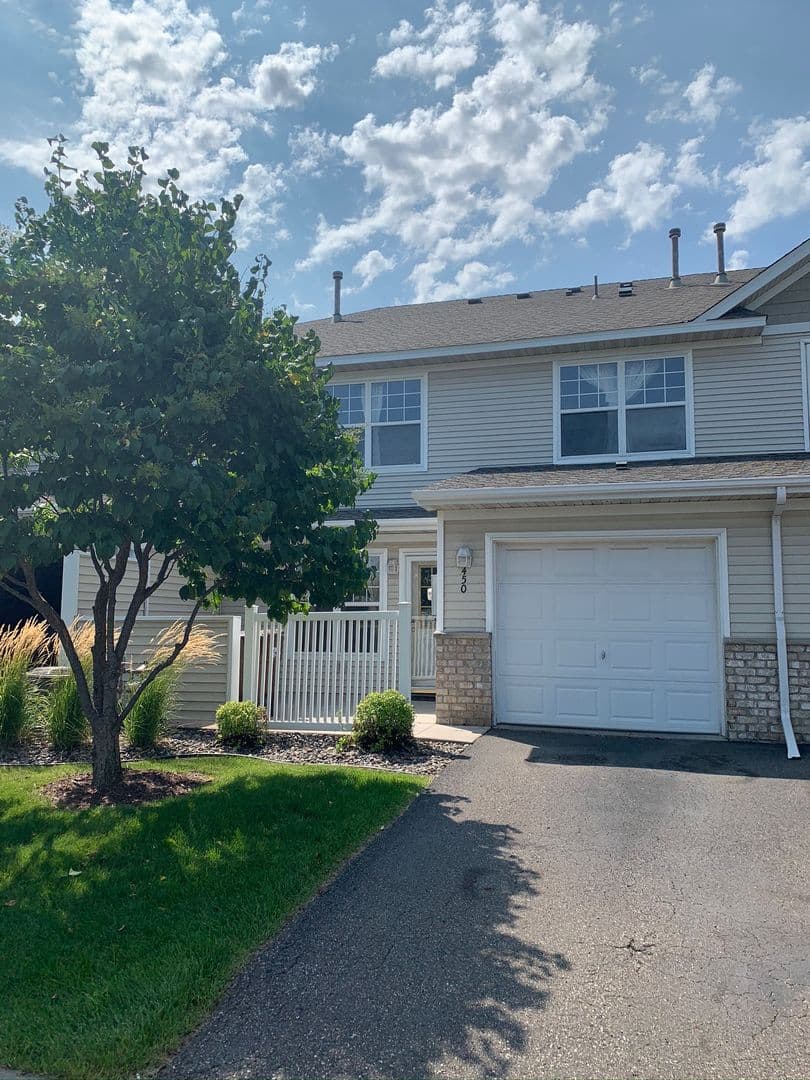 Oakdale Townhome: 450 Hickory Lane