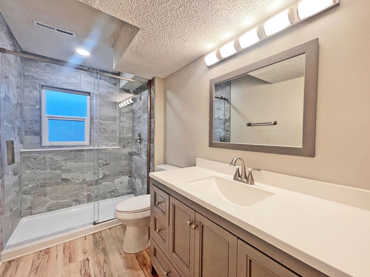 Apple Valley House: 15828 Harwell Avenue