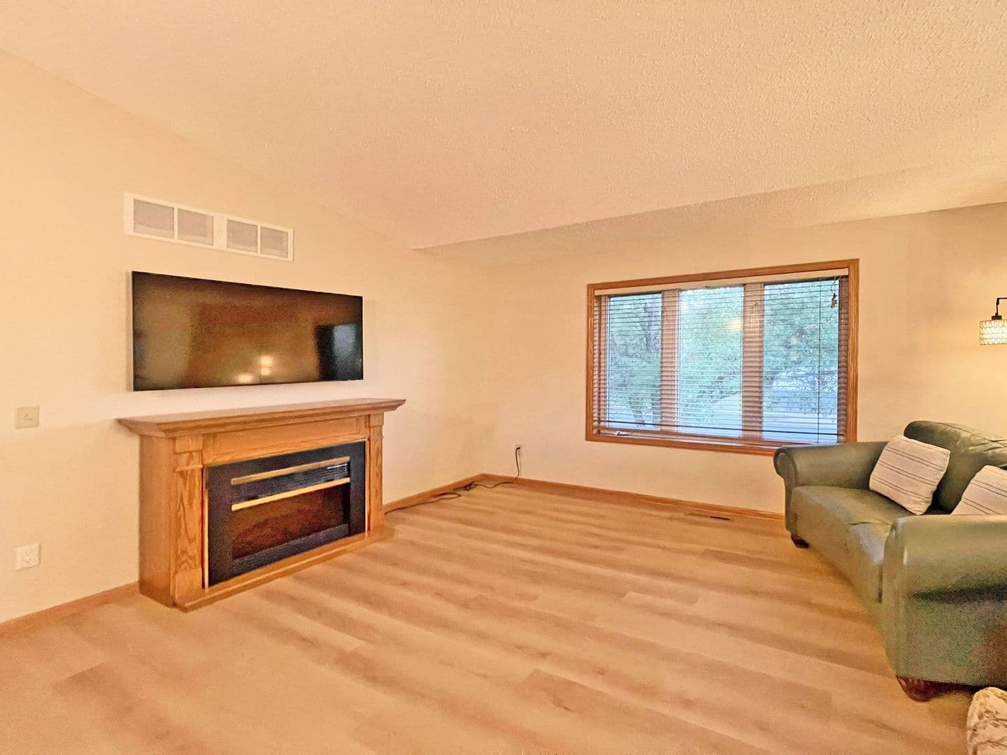 Rosemount House: 15711 Crocus Avenue
