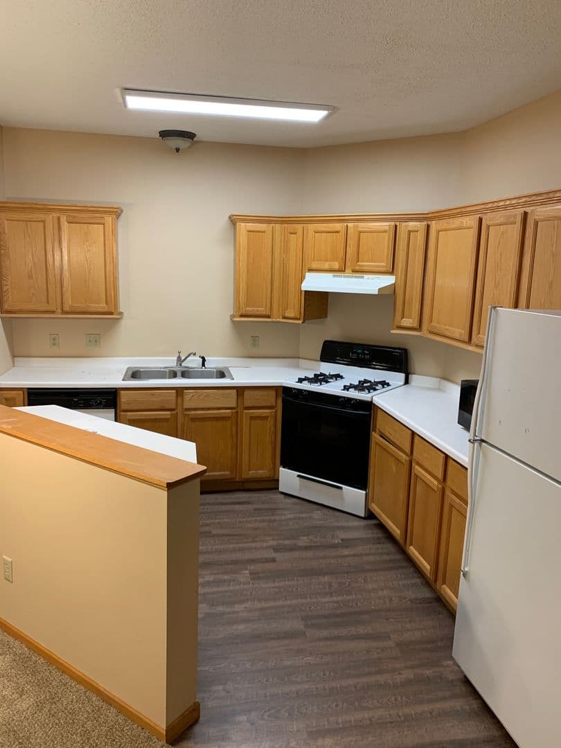 Oakdale Townhome: 450 Hickory Lane