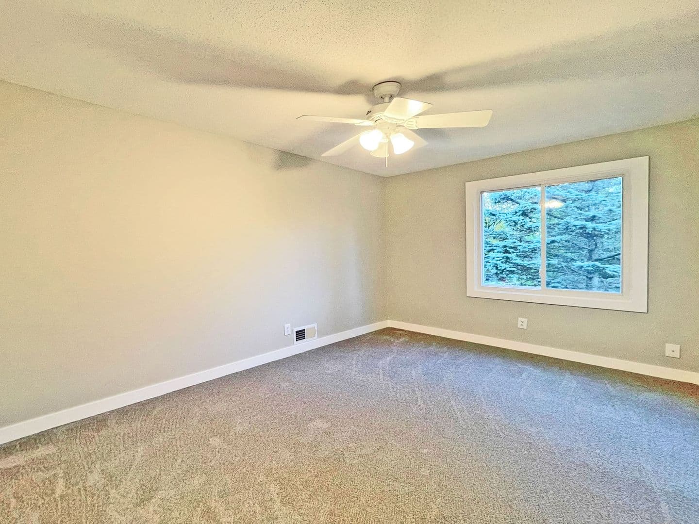 Apple Valley House: 15828 Harwell Avenue