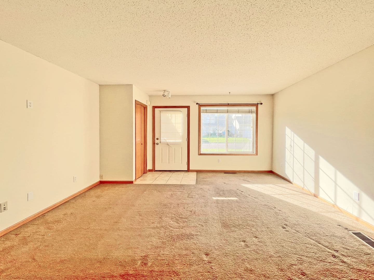 Shakopee Townhome: 869 Swaps Dr